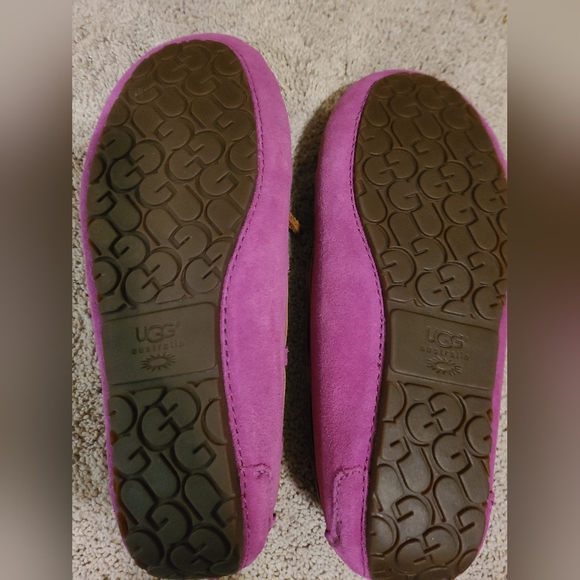 UGG® Kids' Dakota Suede Slippers (Youth) size 3 - Picture 3 of 3